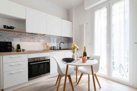Kitchen or kitchenette, Dining area, oven