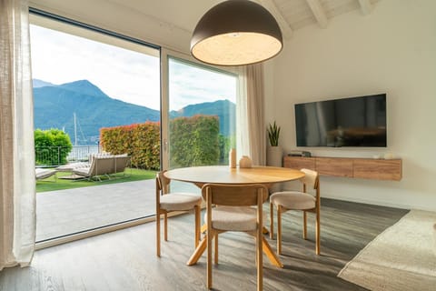 Living room, Dining area, Lake view, Lake view