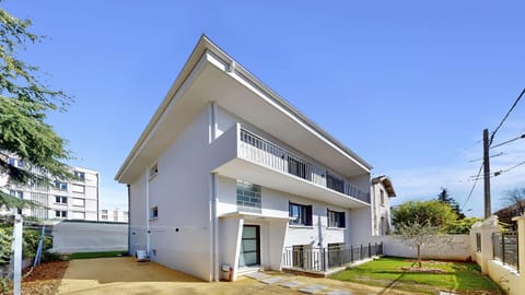 Property building, Garden, Balcony/Terrace