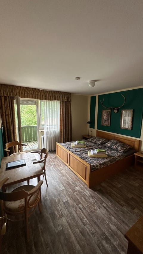 Bed, Photo of the whole room, Seating area, Bedroom
