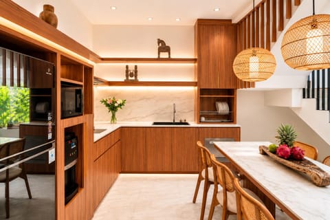Kitchen or kitchenette, Dining area