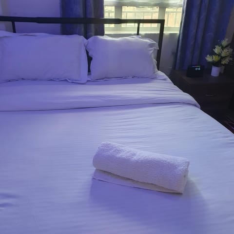 Bed, Bedroom, towels