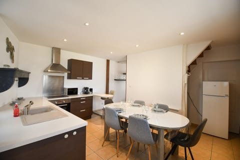 Kitchen or kitchenette, Dining area, dishwasher, stove