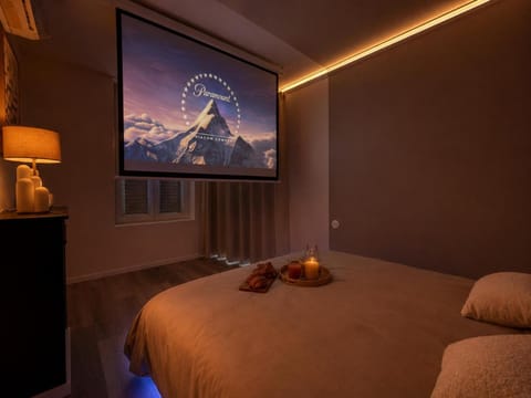 Bed, TV and multimedia, Photo of the whole room, Bedroom
