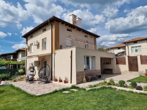 Property building, Day, Garden, Garden view