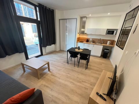 Coffee/tea facilities, Kitchen or kitchenette, Living room, Seating area, Dining area, microwave, stove, toaster