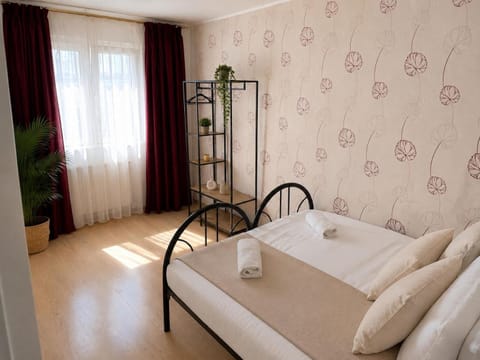 Photo of the whole room, towels