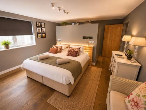 Bed, Seating area