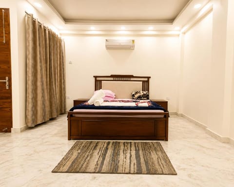 Bed, Photo of the whole room, Bedroom, towels, air conditioner