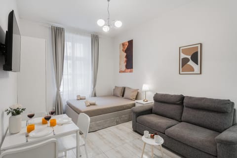 Bed, TV and multimedia, Bedroom