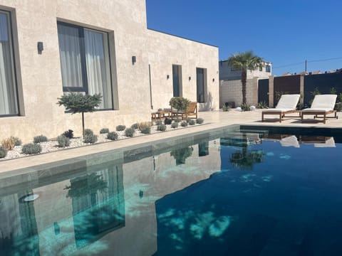 Property building, Day, Pool view, Swimming pool