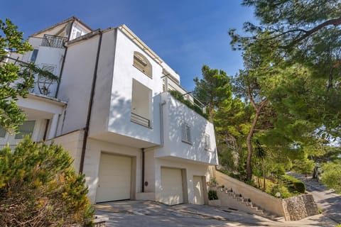 Property building, Neighbourhood