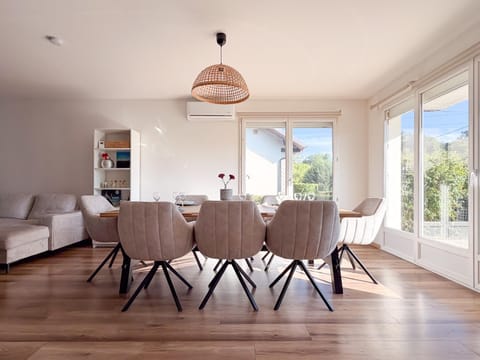 Seating area, Dining area