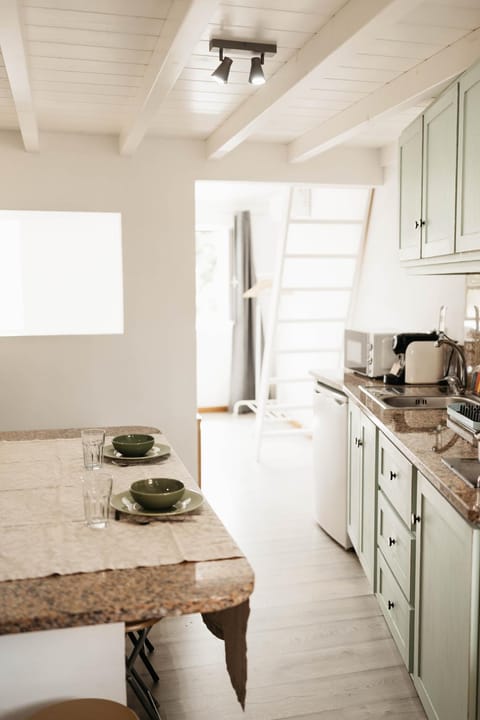 Kitchen or kitchenette, Dining area, stove