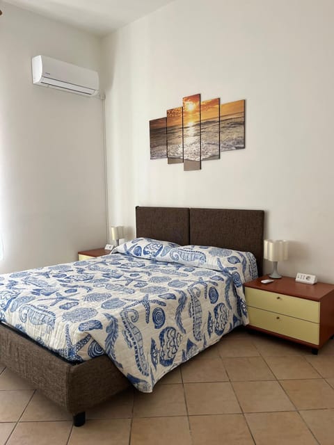 Bed, Photo of the whole room, Bedroom, air conditioner