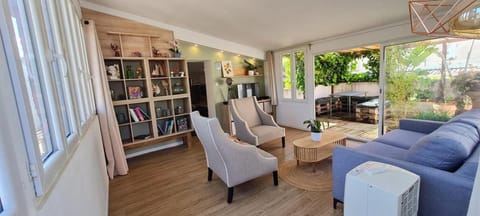 Garden, Library, Living room, Seating area, Garden view