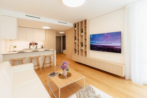 TV and multimedia, Kitchen or kitchenette, Living room, Seating area, Dining area