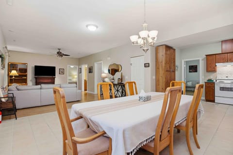 TV and multimedia, Living room, Dining area