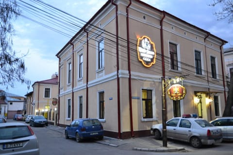 Facade/entrance, Logo/Certificate/Sign, Street view