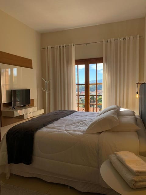 Bed, Natural landscape, TV and multimedia, Photo of the whole room, Evening entertainment, Bedroom, towels