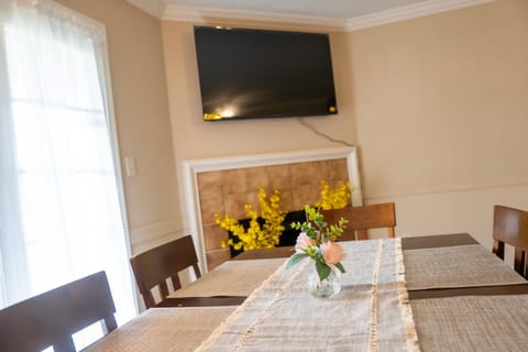 TV and multimedia, Seating area, Dining area, fireplace