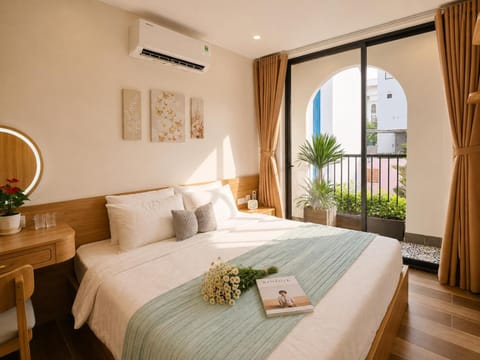 Bed, View (from property/room), Balcony/Terrace, Photo of the whole room, Bedroom, air conditioner