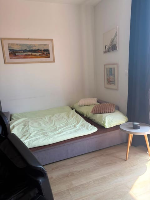 Bed, Living room