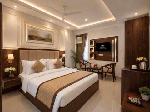 Bed, TV and multimedia, Living room, Photo of the whole room, Seating area, Bedroom, hair dresser, wardrobe