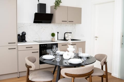 Coffee/tea facilities, Kitchen or kitchenette, Dining area