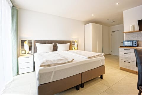 Bed, Kitchen or kitchenette, Photo of the whole room, Bedroom, wardrobe