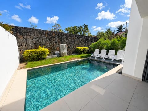 Patio, Spring, Day, Natural landscape, Garden, Garden view, Swimming pool, sunbed