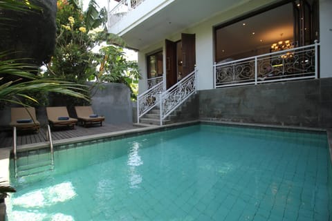 Property building, Patio, Day, Pool view, Swimming pool, sunbed
