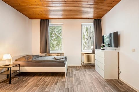 Bed, TV and multimedia, Bedroom