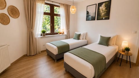 Bed, Photo of the whole room, Bedroom, internet