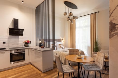 Coffee/tea facilities, Kitchen or kitchenette, Living room, Seating area, Dining area, dishwasher, stove