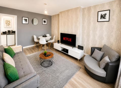 TV and multimedia, Kitchen or kitchenette, Living room, Seating area, Dining area