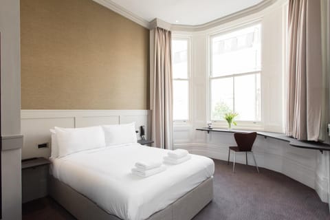 Bed, View (from property/room), Living room, Photo of the whole room, Decorative detail, Seating area, Bedroom, City view, hair dresser, towels