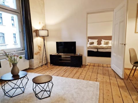 Bed, TV and multimedia, Living room, Photo of the whole room, Seating area, Evening entertainment, Bedroom