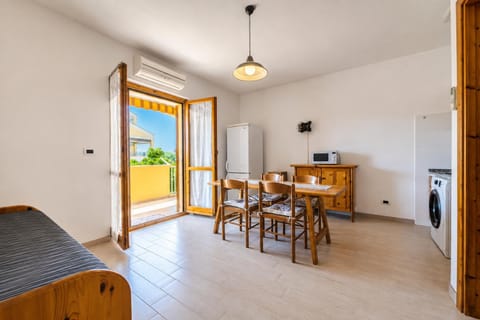 Kitchen or kitchenette, Living room, Seating area, Dining area, washing machine