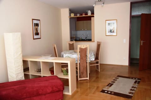 Kitchen or kitchenette, Photo of the whole room, Decorative detail, Dining area