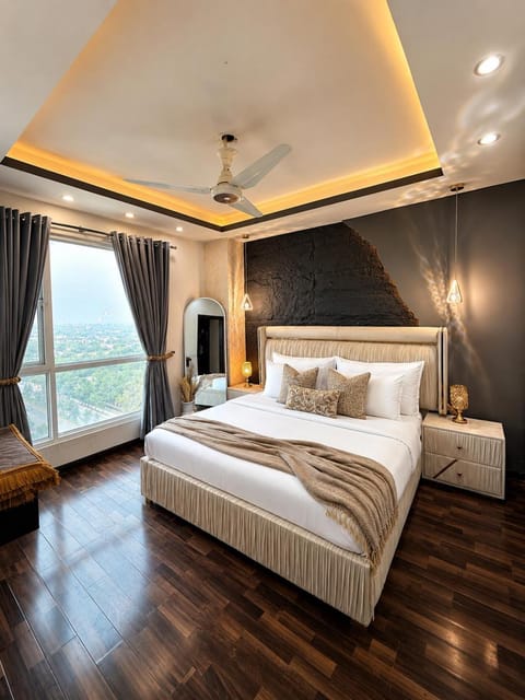 Bed, TV and multimedia, Photo of the whole room, Bedroom, fireplace