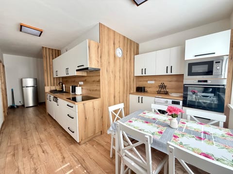 Coffee/tea facilities, Kitchen or kitchenette, dishwasher, oven, stove, toaster