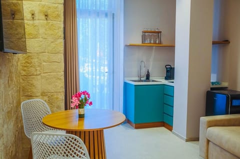 Kitchen or kitchenette, Living room, Seating area, Dining area