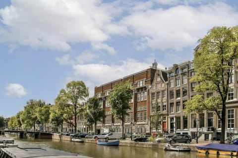 Property building, Nearby landmark, Spring, Day, Neighbourhood, Natural landscape, Activities, City view, Lake view, River view, Street view, Location, Parking