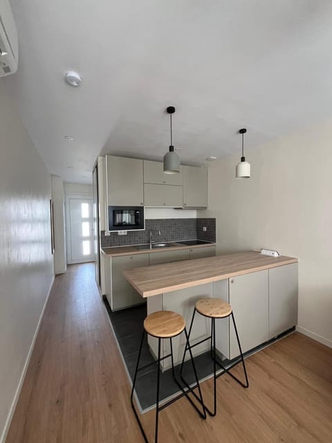 Kitchen or kitchenette, Dining area, stove