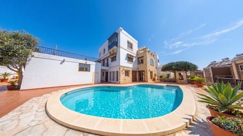 Property building, Patio, Day, Pool view, Swimming pool, sunbed