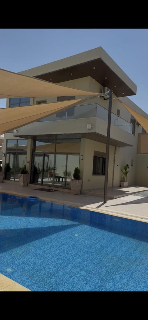 Property building, Day, Pool view, Swimming pool