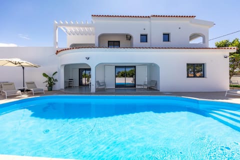 Property building, Patio, Day, Pool view, Swimming pool, sunbed