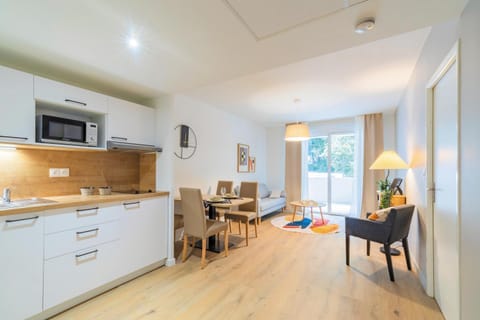 TV and multimedia, Kitchen or kitchenette, Seating area, Dining area, stove