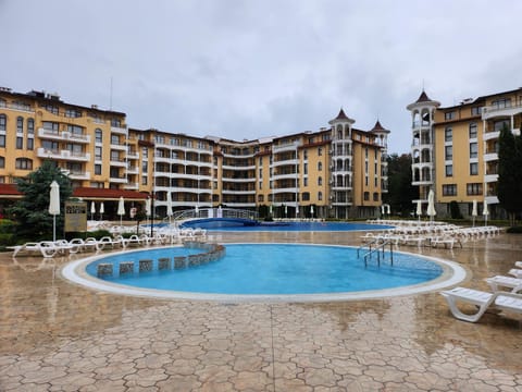 Property building, Swimming pool, sunbed